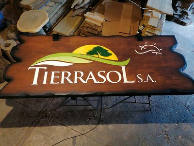 Carteles de madera tallados logo